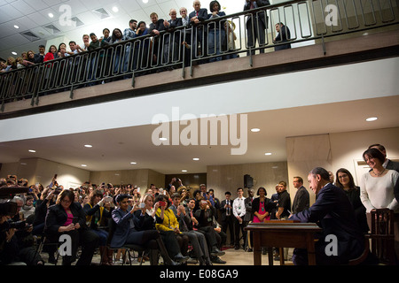 US-Präsident Barack Obama unterzeichnet HR 3547, Consolidated Appropriations Act, 2014, die während einer feierlichen Unterzeichnung in der New Executive Office Building des weißen Hauses 17. Januar 2014 in Washington, DC die Bundesregierung finanziert. Stockfoto