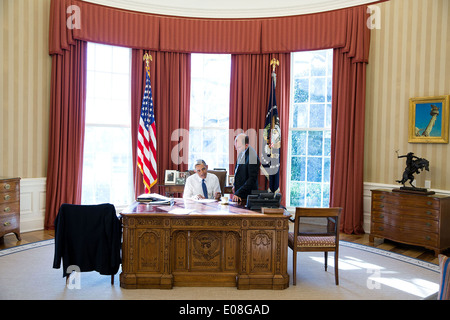 US-Präsident Barack Obama arbeitet im Oval Office mit Ben Rhodes, stellvertretender nationaler Sicherheitsberater für strategische Kommunikation, Bemerkungen über die Verwaltung Überprüfung der Programme der Intelligenz im Weißen Haus 17. Januar 2014 in Washington, DC. Stockfoto