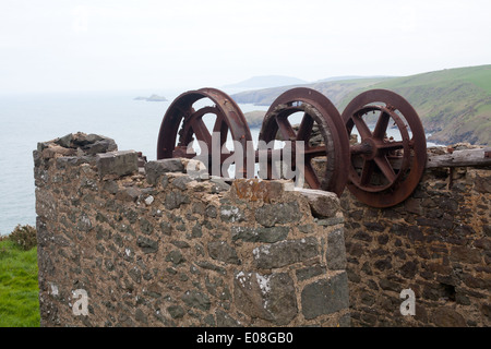 Alte Grube gewundenen Gang oben Porth Ysgo Blick über die Bucht / Strand in Richtung Aberdaron und Bardsey Island / Ynys Enlli Stockfoto