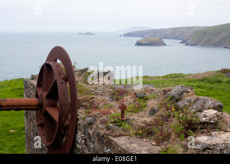 Alte Grube gewundenen Gang oben Porth Ysgo Blick über die Bucht / Strand in Richtung Aberdaron und Bardsey Island / Ynys Enlli Stockfoto