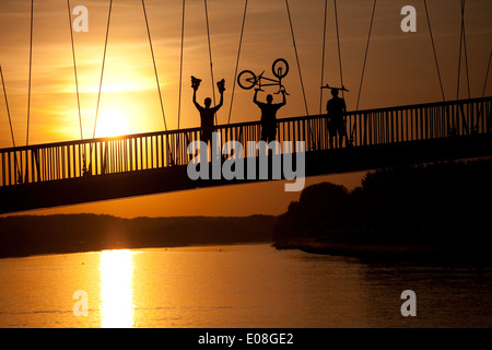 Junge Menschen mit BMX Fahrrad, Inline-Skates und skateboard auf Steg, Osijek, Kroatien Stockfoto