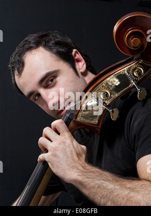 Porträt des Mannes spielt Kontrabass Stockfoto