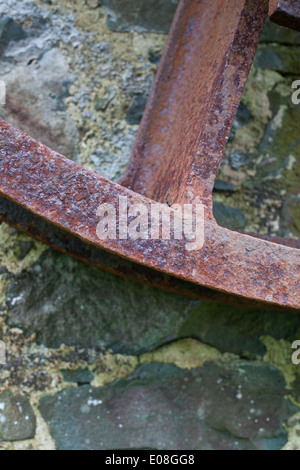 Nahaufnahme von einem gusseisernen gewundenen Gang / Rad-einer ehemaligen Grube in Porth Ysgo, Aberdaron Stockfoto