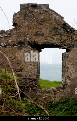 Ein Blick durch ein Fenster ein verfallenes Haus / Fomer Bergmanns Hütte über Porth Ysgo, Aberdaron Stockfoto