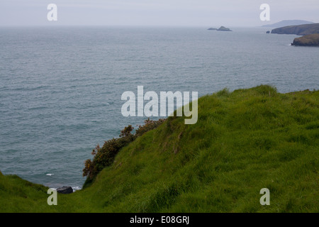 Ein Blick von der Klippe über Porth Ysgo Blick über die Bucht / Strand in Richtung Aberdaron und Bardsey Island / Ynys Enlli Stockfoto