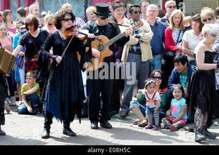 Festival, Rochester, Kent, 5. Mai 2014 fegt. Traditionelles fest, im Jahr 1981 wiederbelebt. Gitarrist und Geiger in schwarz gekleidet Stockfoto