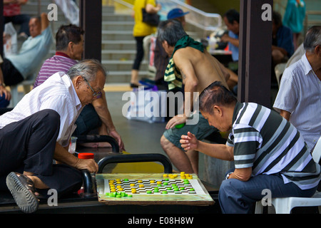 Gruppe von asiatischen Senioren spielen Kontrolleure auf Sago Lane, Singapur. Stockfoto