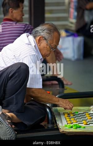 Alte chinesische Mann spielt Zugluft, Chinatown Singapur. Stockfoto