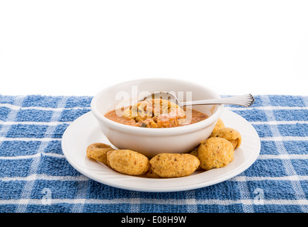 Eine Schüssel mit Tortilla Hühnersuppe mit Mais-chips Stockfoto