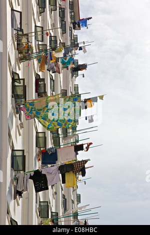 Wäsche trocknen in der Sonne, Block 333, Chinatown von Singapur. Stockfoto