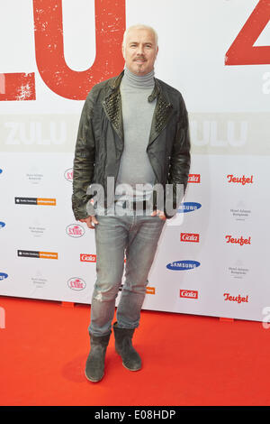 Hamburg, Deutschland. 5. Mai 2014. Ehemalige Fußballer pro Sergej Barbarez stellt auf dem roten Teppich für die deutsche Erstaufführung des Thrillers "Zulu" im Cinemaxx bin Dammtor in Hamburg, Deutschland, 5. Mai 2014. Foto: GEORG WENDT/Dpa/Alamy Live News Stockfoto
