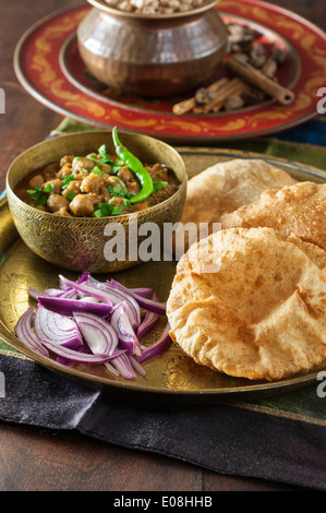 Chole-Bhature. Kichererbsen curry mit gebratenem Brot. Punjabi Frühstücksgericht. Indien-Essen Stockfoto