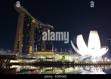 Die Doppelhelix Brücke, Marina Bay Sands und die Kunst der Wissenschaft Museum an der Marina Bay vor der Morgendämmerung, Singapur. Stockfoto