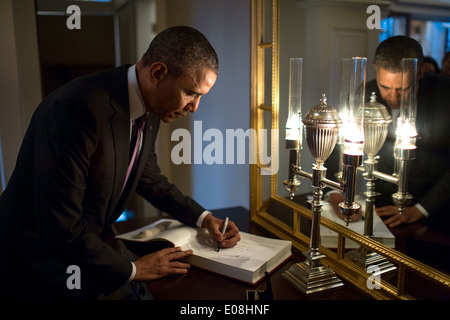 US-Präsident Barack Obama unterzeichnet das Gästebuch nach einer Tour von Monticello mit Präsident François Hollande Frankreich 10. Februar 2014 in Charlottesville, Virginia Stockfoto
