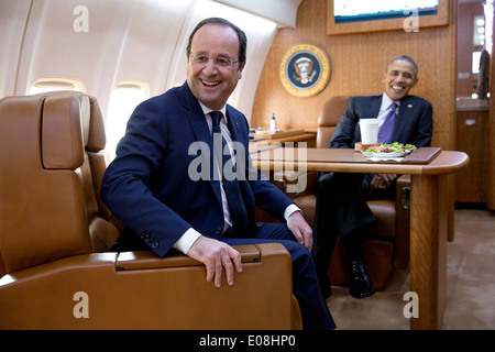 US-Präsident Barack Obama und Präsident François Hollande reisen an Bord der Air Force One auf dem Weg nach Charlottesville, Virginia 10. Februar 2014. Stockfoto