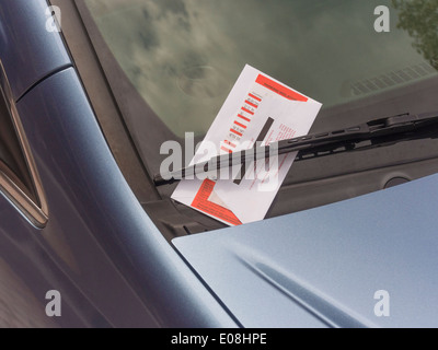 Strafzettel am Auto Windschutzscheibe oder Windschutzscheibe. Stockfoto