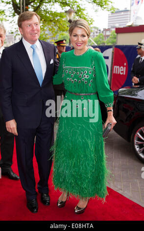 Amsterdam, Niederlande. 5. Mai 2014. König Willem-Alexander und Maxima der niederländischen Königin kommen, um das jährliche Konzert während der Tag der Befreiung feiern in Amsterdam, Niederlande, 5. Mai 2014 zu besuchen. Tag der Befreiung (Bevrijdingsdag) wird jährlich in den Niederlanden an das Ende der Nazi-Besatzung während des zweiten Weltkriegs am 05 Mai gefeiert. -Königin Maxima trägt ein Kleid von Prinzessin Beatrix bei einem Staatsbesuch in Belgien im Jahr 1981 getragen). Foto: RPE-Albert Nieboer/Dpa/Alamy Live News Stockfoto