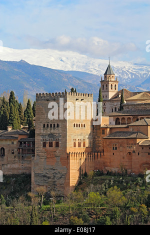 Comares-Turm der Alhambra in vertikalen Granda, Spanien Stockfoto