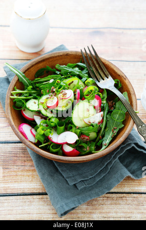 Köstliche Frühlingssalat mit Radieschen, Essen Nahaufnahme Stockfoto