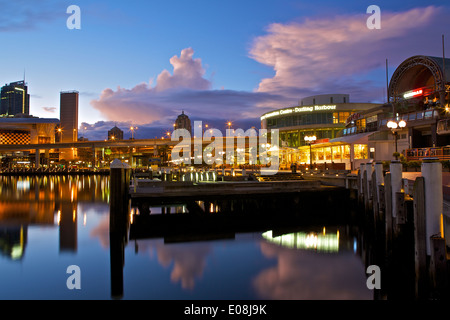 Tagesanbruch über einen stürmischen Himmel in Darling Harbour, Sydney, Australien. Stockfoto