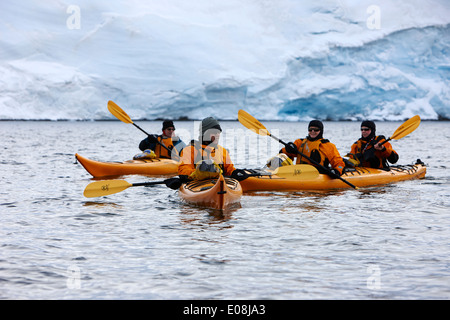 Gruppe von Meer Kajakfahrer in Port Lockroy Antarktis Stockfoto