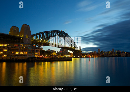 Sydney Harbour Bridge in der Dämmerung. Stockfoto