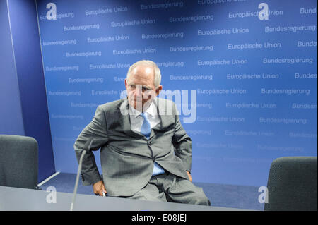 Brüssel, Bxl, Belgien. 6. Mai 2014. Der deutsche Finanzminister Wolfgan Schaeuble im Gespräch mit der Presse nach dem Finanzminister ECOFIN-Treffen am Sitz EU in Brüssel am 06.05.2014 von Wiktor Dabkowski Credit: Wiktor Dabkowski/ZUMAPRESS.com/Alamy Live News Stockfoto