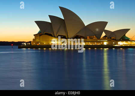 Sydney Opera House bei Sonnenaufgang, von Campbells Cove betrachtet. Stockfoto