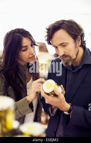 Älteres paar Produktetikett im Supermarkt lesen Stockfoto