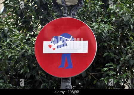 Barcelona, Spanien. 14. Mai 2013. Blick auf ein Verkehrsschild mit einem Polizisten, der die Bar im Stadtteil Ciutat Vella in Barcelona küsst, Spanien, 14. Mai 2013. Fotoarchiv für Zeitgeschichte - KEIN KABELDIENST/dpa/Alamy Live News Stockfoto