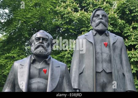 Berlin, Deutschland. 08. Mai 2013. Rote Herzen sind an den Statuen von Karl Marx (L) und Friedrich Engels vom 1986. Bis 08. Mai 2013 im Marx-Engels-Forum in Berlin befestigt. Fotoarchiv für Zeitgeschichte - KEIN KABELDIENST/dpa/Alamy Live News Stockfoto