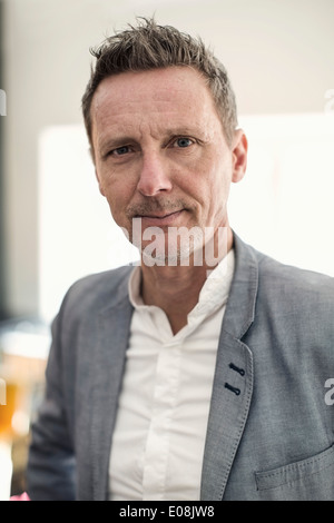 Porträt von zuversichtlich Geschäftsmann im Büro Stockfoto