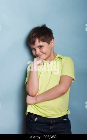 Portrait eines süß lächelnden jungen von sieben Stockfoto