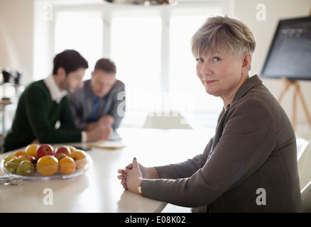 Porträt von zuversichtlich Geschäftsfrau am Schreibtisch im Büro Stockfoto