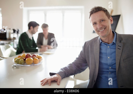 Porträt von zuversichtlich Geschäftsmann am Schreibtisch im Büro Stockfoto