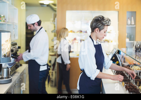 Arbeitnehmer, die im café Stockfoto