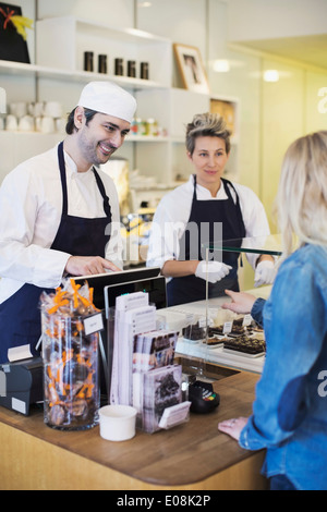 Cafe Arbeitnehmer behandelnden Kundin am Schalter Stockfoto