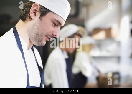 Seitenansicht des Bäckers in Küche in Bäckerei Stockfoto