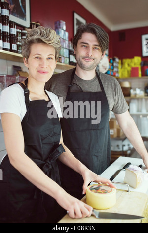 Porträt der zuversichtlich Arbeitnehmer am Schalter im Supermarkt Stockfoto