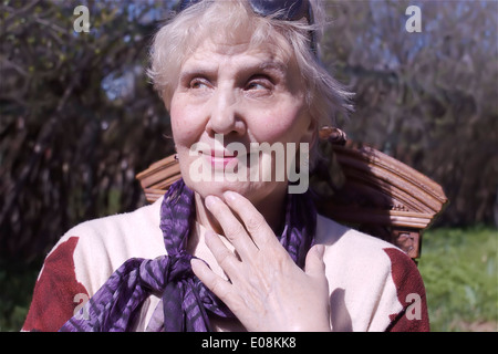 Portrait einer älteren Frau, im Freien gedreht Stockfoto
