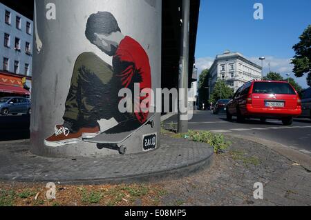 Berlin-Kreuzberg, Deutschland. 31. Juli 2013. Ein Gemälde des Straßenkunstkünstlers „Alias“ zeigt einen Jungen, der am 31. Juli 2013 auf einem Skateboard an der U-Bahn-Station Skalitzer Straße in Berlin-Kreuzberg sitzt. Fotoarchiv für Zeitgeschichte - KEIN KABELDIENST/dpa/Alamy Live News Stockfoto