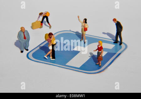 Illustration - Zwergenfiguren stehen auf einem facebook-Logo in Deutschland, 11. Juni 2011. Fotoarchiv für Zeitgeschichte - KEIN KABELDIENST Stockfoto