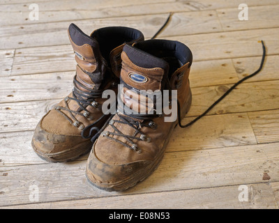 Ein paar abgenutzt und schmutzig Lavoro braune Stiefel Stockfoto