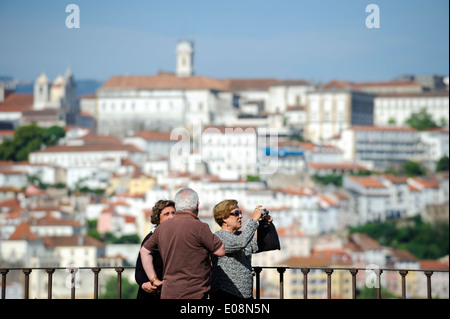 Touristen fotografieren in Coimbra, Portugal Stockfoto