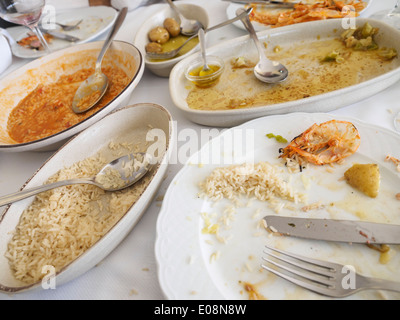 Tisch voll von schmutzigen Teller nach einer Mahlzeit Stockfoto