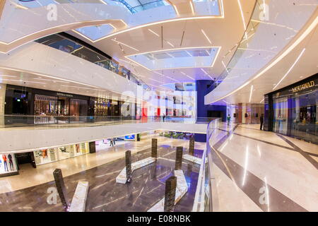 Al Hamra Tower, abgeschlossen im Jahr 2011 beinhaltet einen Luxus Geschäfts- und Einkaufszentrum, Kuwait-Stadt, Kuwait, Naher Osten Stockfoto