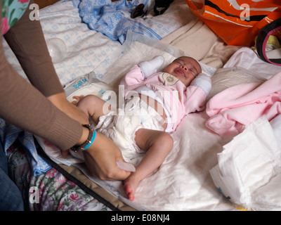 Frau wechselnden Babywindel Stockfoto