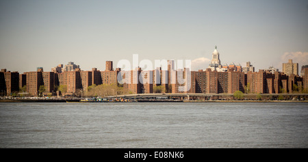 Gebäude in Stuyvesant Town und Peter Cooper Village sind über den East River in New York gesehen. Stockfoto