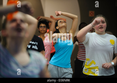 Zumba Kurs im Fitness-Studio Stockfoto