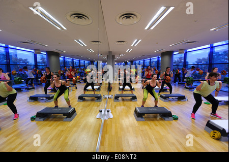 Körper-Pumpe-Fitness-Klasse in der Turnhalle Stockfoto
